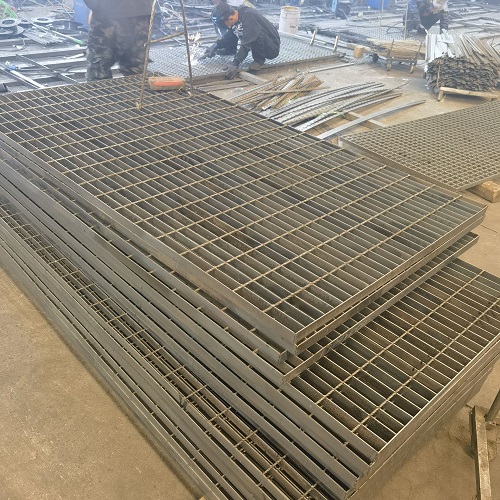 高空作業平臺專用鋼格板：安全承重設計全解析！